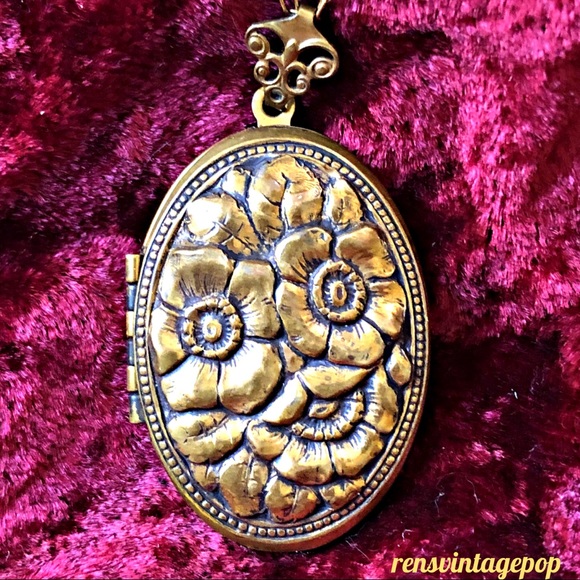 Vintage Jewelry - VINTAGE 1960s Pididley Links Victorian Locket